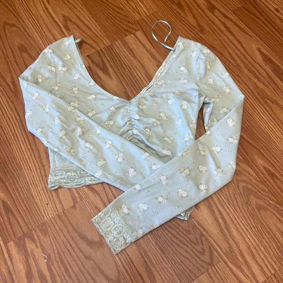 Urban Outfitters Lila Ruched Longsleeve Lace Trimmed Crop Top - Picture 2 of 6